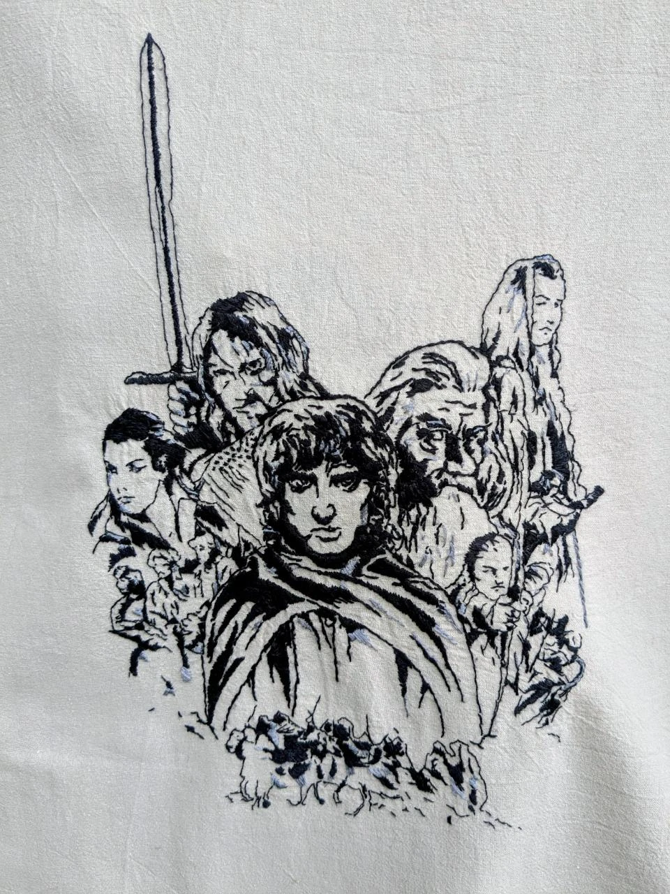 Camisa LOTR bordada a mano, pieza única – photo 4